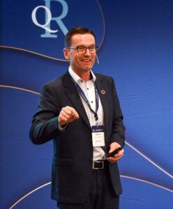 Dag-Speeching-3-248x300.jpg