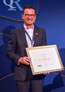 Dag-with-award-213x300.jpg